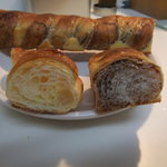 パンプキン - 断面。左：ミニクロワッサン　右：チョコレートスティック（？）