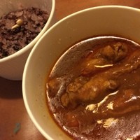 焼鳥 市松 - おみやの比内地鶏カレーは一口食べると旨味がぐっと来て後からじんわり辛さが来る上品な味で、さらにトロトロ骨付きチキンが入ってめっちゃ旨し！
                
                朝カレー幸せですわ！