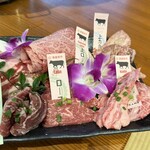 琉球焼肉NAKAMA - NAKAMA盛り 2人前 5,060円
県産和牛4種&金アグー豚4種
牛カルビ、上カルビ、ロース、上ロース
豚タン、ホホ、ウデ・モモ、バラ