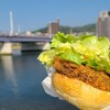ベーカリー プチ - 黒毛和牛メンチカツバーガー(税込378円)
黒毛和牛メンチカツ&萵苣、両者の間に照り焼きソース&マヨネーズが塗られており、メンチカツの肉汁とソースで濃いめな味わい、ボリュームもありお得感があります