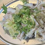 大衆立飲 もつ刺 すずき - 渋い2種　軟骨刺しとコブクロ刺し　この2種率高いな
      軟骨はゴリッゴリ  コブクロはブニュコリね　酢味噌と合うね