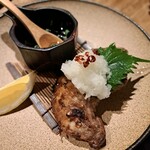 旅篭 - 奄美大島本マグロほほ肉炭火焼 990円