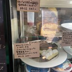 RICO SWEETS & SUPPLY  CO. - カウンターとなりのショーケースから、ケーキを選ぶ。