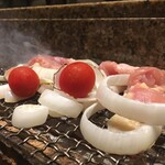 山海倶楽部 - 鳥と玉ねぎの七輪焼き