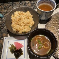 鉄板焼 銀明翠 - ガーリックライス、赤出汁、香の物