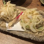 炭と蕎麦 那由多 - 小柱と烏賊のかき揚げ