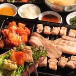 生サムギョプサル専門店 韓国市場 - タレや、焼キムチ、薬味と一緒に包んでお召し上がりください