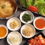 生サムギョプサル専門店 韓国市場 - タレや、焼キムチ、薬味と一緒に包んでお召し上がりください