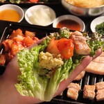 生サムギョプサル専門店 韓国市場 - タレや、焼キムチ、薬味と一緒に包んでお召し上がりください