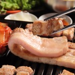 生サムギョプサル専門店 韓国市場 - 肉厚の生サムギョプサル