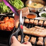 生サムギョプサル専門店 韓国市場 - スタッフが焼いてカットします