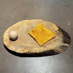 nôtori - 小菓子：無花果の葉の香りを移したビーツのカカオコーティング・山梨産サフランをつかったラスク