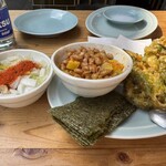 大衆食堂みゆき - 沢庵納豆、蓮根磯辺揚げ