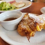 デニーズ 谷在家店 - フレンチトースト。同行者が頼んだため味は分かりませんが、見た目は雪がかかったような砂糖が綺麗で、カリッとしてそうなトーストが食欲をそそられました