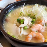 デニーズ 谷在家店 - 海老とハーブ鶏のスープごはん。オリーブオイルとわさびが味変のためについてきます。わさびをいれればピリッと、オリーブオイルを入れると洋食というより中華に変貌