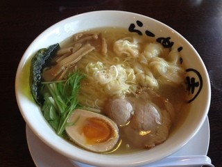 らーめん幸 - あご塩鶏ワンタン麺 (770円) + 味玉 (100円) *味玉がなく半分のみ