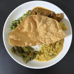 ファミリーケータリン - ランチプレート到着。混ぜながら食べて行くのが最高に美味しい。