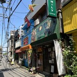 ファミリーケータリン - 尻手の老舗名店が並ぶ通りにあります。お店は敷居は低くて入りやすいですよ。