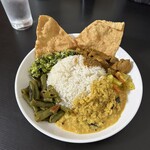 ファミリーケータリン - パパドゥを2つに割ってハジに並べてパシリ。なんだかネコに見えて可愛いビジュアルになりましたww