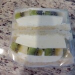 ヤマトラ - キウイとレアチーズケーキのフルーツサンド