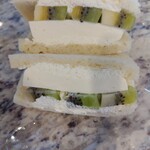 ヤマトラ - キウイとレアチーズケーキのフルーツサンド