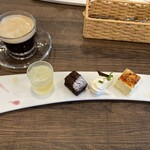 cafe&diner Foglia - 最後にドルチェセット、ランチに付けると￥300ナリ。