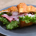 ルージュ ゴルジュ - パストラミビーフサンド＠税込680円 │ 平日12:02頃訪問