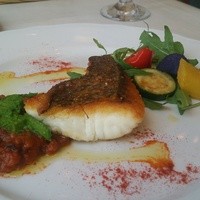 アマルフィイ・モデルナ - 真鯛のポワレはカリカリの鱗が美味しかったです。右は季節の彩野菜、左はトマトソースにセロリが入ってます。