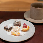 ARMONICO - ラズベリーのタルトレット オレンジカンディート チョコレートシュークリーム　 ココナッツのメレンゲ　 ヘーゼルナッツのオペラ