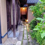 魚菜料理 縄屋 - お店の外観 202505