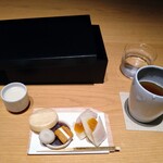 サントリー美術館 shop×cafe - 二種のふ菓子 〜あんずくらべ〜、加賀棒茶