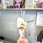ジェラート屋 - チョコミントとピスタチオのジェラートをコーンで。