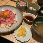 GOOD GOOD MEAT - ローストビーフのちらし御膳　日替わりの小鉢セット 1760円(税込)