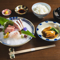 お造りの盛り合わせと黒糖ラフテー御膳