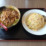 一品香 - 料理写真:台湾ラーメン（大）、炒飯