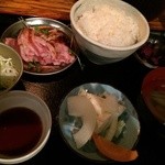 炭焼水七輪焼肉匠たじま - サラダやお漬物ご飯、スープ、肉・野菜で500円