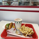 IN-Ｎ-OUT Burger - 『Cheese Burger Animal Style $3,65』 『French Fry $2,20』 『Neapolitan Shake $2,85』