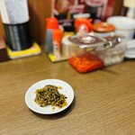 ラーメン まこと屋 - カウンター席で高菜をつまみ喰いｗ