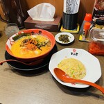 ラーメン まこと屋 - 赤辛牛白湯ラーメン ９３０円＋黄金チャーハン定食(半) ２９０円