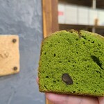 焼き菓子屋LAV. - 抹茶大納言パウンドケーキ(税込421円)
大納言&無塩バター(北海道産)を混ぜ込んで焼き上げた抹茶香るパウンドケーキ、確かに濃厚な抹茶の味わいでした