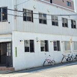 焼き菓子屋LAV. - 外観は白塗りのビル1階にあり、表側は系列店のシチュエッチャさん、灰色の壁の部分に独立したガラス窓付き木製扉引戸扉があり、中の様子が伺え入り易い佇まい
ですが先客が居ると入店スペースはありません