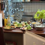 西洋亭 - 提供直前の料理が並びます。セロリ瑞々しいのはきちんと水の管理されてるからですね