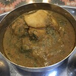 インド料理 パリワル - ディルっぽいフェンネルの葉が入って香りの良いソーンフチキンカレー