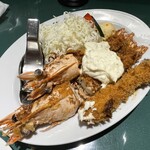 グリル 一平 - 特大有頭エビフライと普通のエビフライの比較