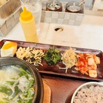 タッカンマリ＆ダッカルビ専門店 ハルハンマリ - キムチ、ナムル盛り合わせ