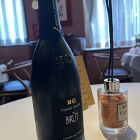 Convivio - 右のものはアロマデュフューザーではなく、なんと細い黒胡麻のグリッシーニ