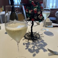 Convivio - まずは泡。奥に見えるイタリアンカラーの木にメニューの紙がさしてありました。
