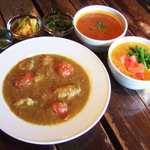 スパイスカフェ - カレー3種(かきカレー、トマトとほうれん草ココナッツカレー、ラッサム)