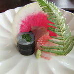 幻董庵 - 大根をついたてに見立て３種盛りの刺身