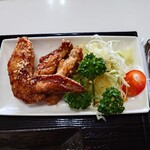 松幸 - ◯手羽先
酢の爽やかさのある醤油の下味が付けられてから
揚げられているらしく
サッパリと食べられて美味しい